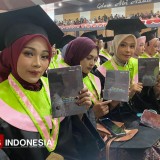 Wisudawan Unipdu Jombang Terima Buku Pemikiran KH Moh As’ad Umar, Warisan Intelektual Sang Pendiri