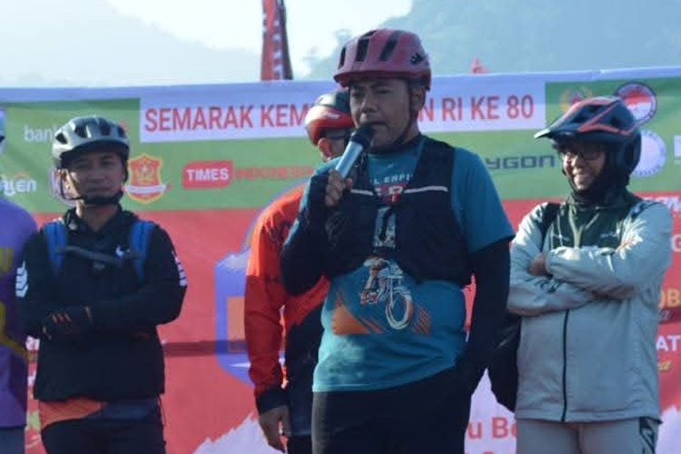 Bupati Probolinggo, dr. Mohammad Haris atau Gus Haris di titik start MTB Prabu 2025, Bermi Eco Park, Desa/Kecamatan Krucil (Foto: Agus Subiyanto)