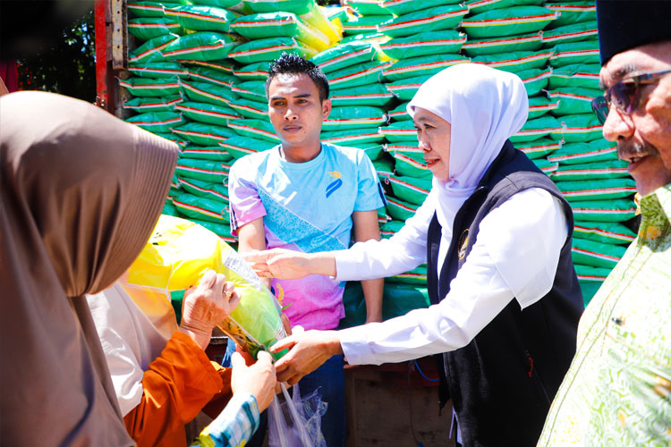 Gubernur Khofifah saat menyapa masyarakat dalam acara pasar murah Pemprov Jatim di Pendopo Kabupaten Sumenep, Sabtu (23/8/2025). (Foto: Dok.Humas Pemprov Jatim)