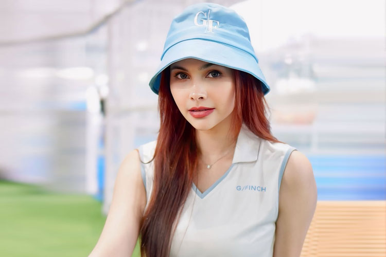 Momen TV Presenter, Sportscaster yang juga Puteri Indonesia Maluku 2022 Jaswin Kaur Dhillon saat main padel. (FOTO: Instagram @jaswinkaurd)