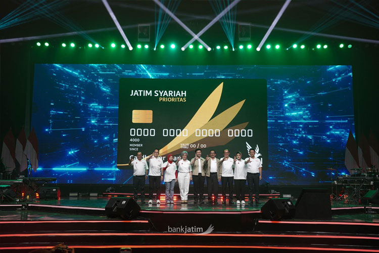 Peluncuran layanan Jatim Prioritas Syariah saat puncak perayaan HUT ke-64 Bank Jatim di Grand City Surabaya, Jumat (22/8/2025). (Foto: Dok.Humas Bank Jatim)