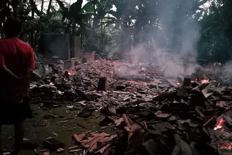 Kebakaran hanguskan rumah Entin di Kampung Pasir Panjang, RT 05/02, Desa Kertajaya, Ciranjang, Cianjur. (FOTO: Tangkapan layar video amatir warga)