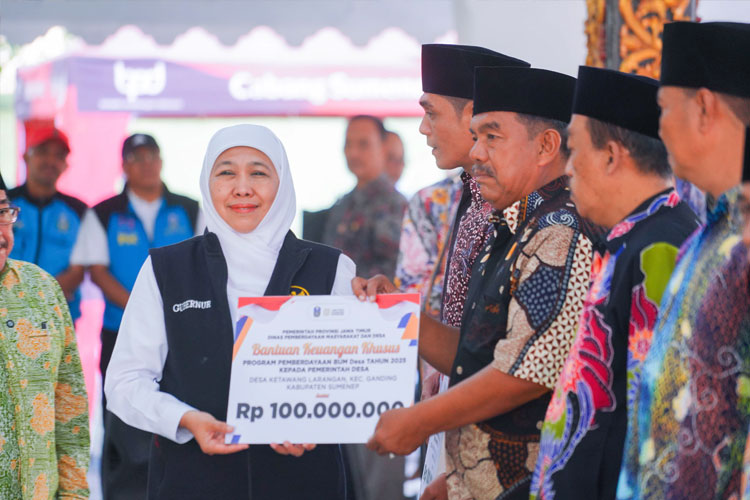 Gubernur Khofifah Salurkan Bantuan dan Zakat Produktif Senilai Rp24 Miliar di Sumenep