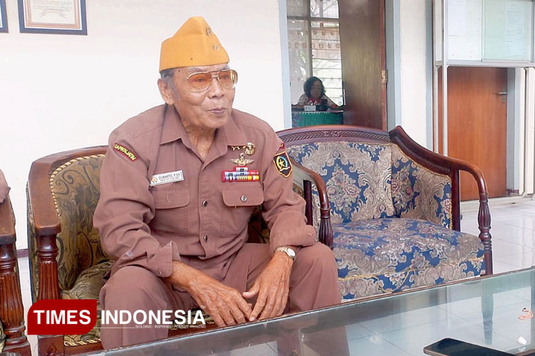 Letkol Purn. Suwarto, S.H., dengan seragam veterannya saat ditemui di kantor LVRI Jatim. (Foto: Luluk Listiani-MG/TIMES Indonesia)