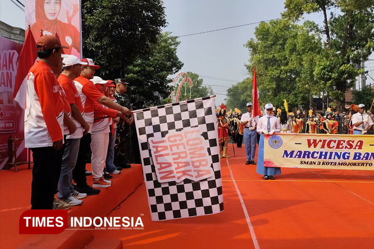 Wali Kota Mojokerto, Ika Puspitasari pada saat membuka Lomba Gerak Jalan di area Lapangan Raden Wijaya, Surodinawan, Kec. Prajurit Kulon, Kota Mojokerto, Minggu (24/8/2025) (Foto: Theo/TIMES Indonesia)