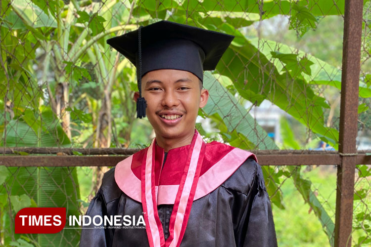 Muhammad Walid Syahrul Churum atau yang akrab disapa Cak Walid usai wisuda sarjana di Unipdu Jombang, Minggu (24/8/2025). (FOTO: Rohmadi/TIMES Indonesia)