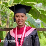 Tekuni Dunia Fotografi, Cak Walid Raih Gelar Sarjana dari Unipdu Jombang