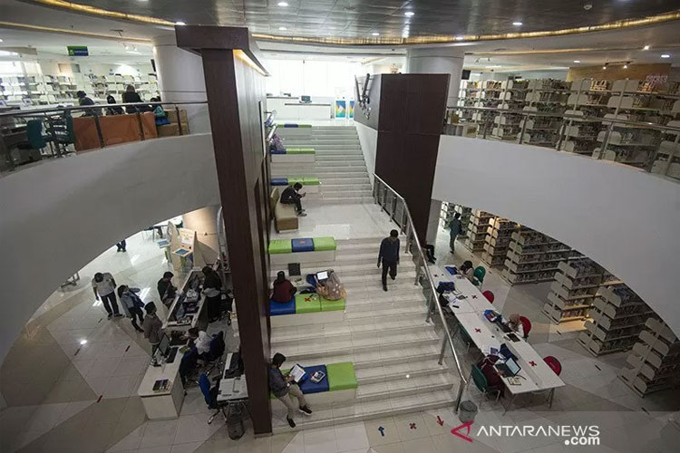 Sejumlah pengunjung membaca buku di Perpustakaan Nasional (Perpusnas), Jakarta. (ANTARA FOTO/Aditya Pradana Putra)