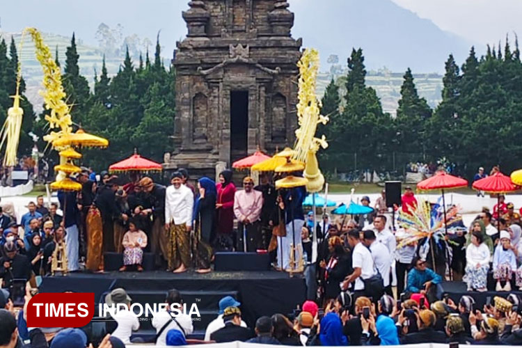 Prosesi-ritual-potong-rambut-gimba-2.jpg