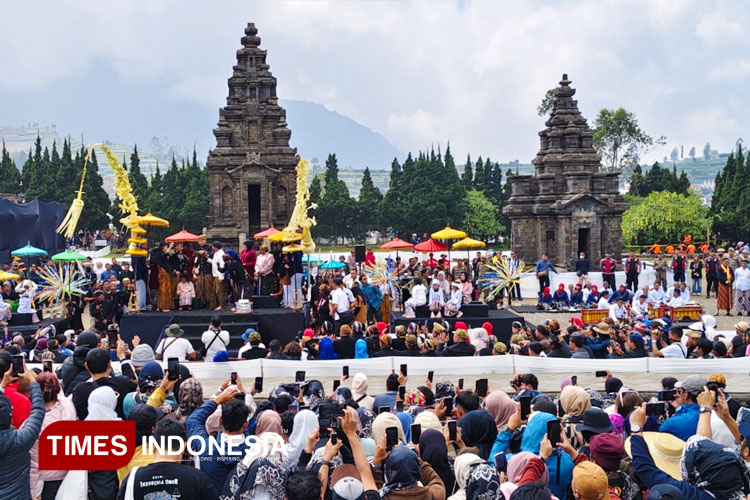 Prosesi-ritual-potong-rambut-gimba-3.jpg