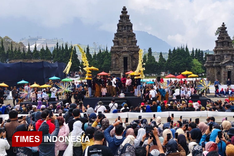 Prosesi ritual potong rambut gimbal di Dieng berjalan khidmat. (FOTO: Kominfo Banjarnegara for TIMES Indonesia)