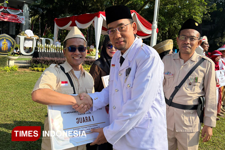 Rektor Universitas Brawijaya, Prof. Widodo, S.Si., M.Si., Ph.D.Med.Sc. saat menyerahkan penghargaan kepada Ir. Sukma Patria, ST., IPM., ASEAN Eng. (FOTO: Humas Fakultas Teknik UB for TIMES Indonesia)