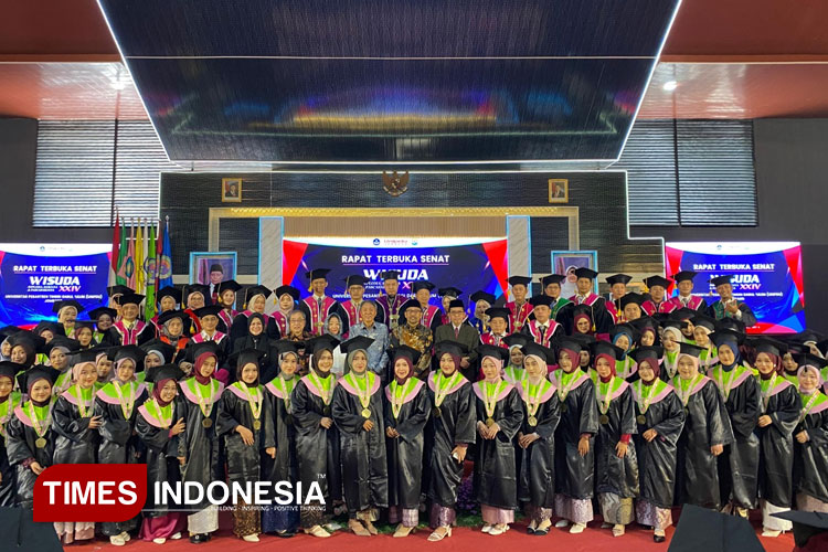 Foto bersama sebagian wisudawan bersama jajaran Senat Wisuda Unipdu Jombang, Minggu (24/8/2025). (FOTO: Rohmadi/TIMES Indonesia)