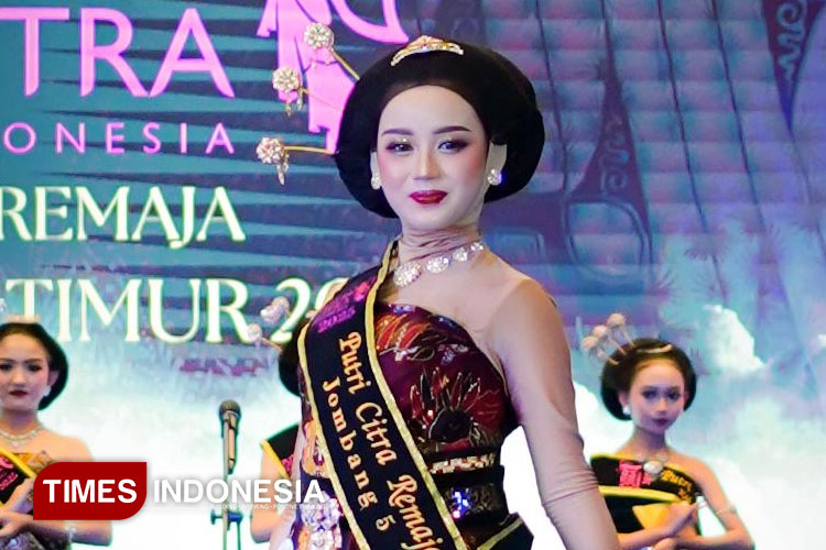 Penampilan Zara Qoreena Alexa Cindarbumi, siswi MTsN 3 Jombang menorehkan Juara 1 Putri Citra Indonesia Remaja 2025 Provinsi Jawa Timur pada malam final di Grand Swiss-Belhotel Darmo Surabaya, Sabtu (23/8/2025) malam (FOTO: Zara for TIMES Indonesia)