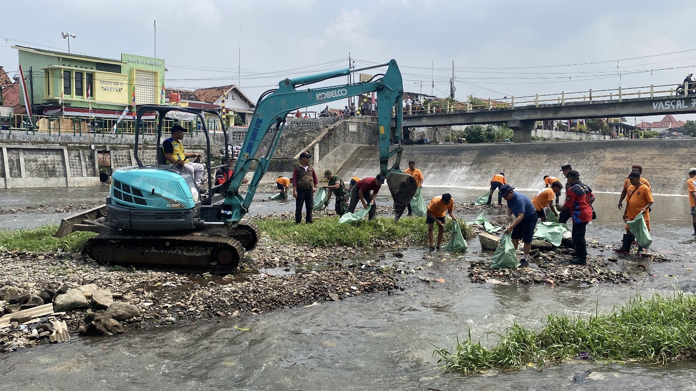 bersih-sungai-2.jpg
