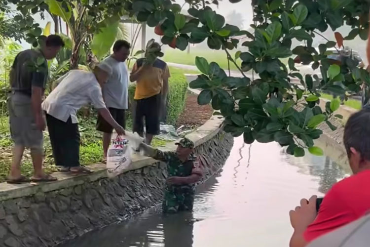 Warga dan Babinsa mengevakuasi jasad bayi antara jalur Sipon dan Calingcing Ciranjang. (FOTO: Tangkapan layar video amatir warga)