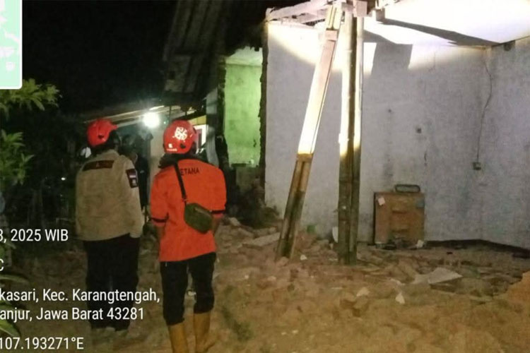 Sejumlah petugas menyangga rumah yang roboh di Kampung Panyindangan, Karangtengah, Cianjur. (FOTO: Ricky for TIMES Indonesia)