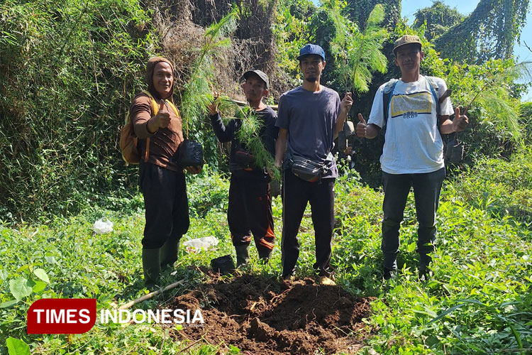 Proses tanam 30 bibit pohon pinus di Petak 168 Alas Blongko, Desa Kebobang, Kecamatan Wonosari, Kabupaten Malang, Minggu (24/8/2025).