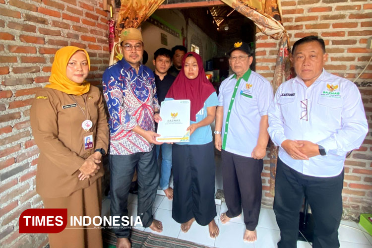 Ketua DPRD Sidoarjo Abdillah Nasih bersama Dinkes dan Baznas saat melayat ke rumah duka Hanania di Desa Candipari. (FOTO: Syaiful Bahri/TIMES Indonesia)