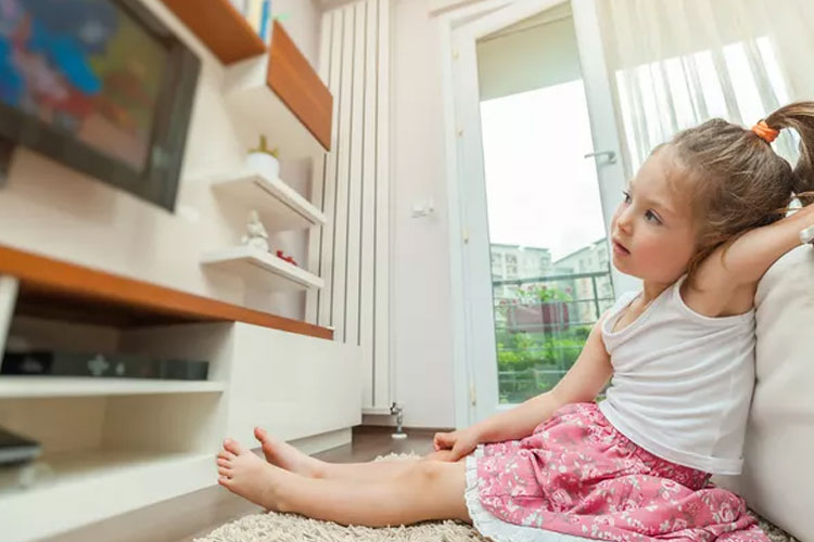 Ilustrasi - Orang tua disarankan membatasi waktu menonton TV untuk menjaga tumbuh kembang anak (Foto: holadoc)