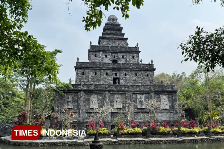 Candi Gito Lembah Tumpang, Pesona Candi di Tengah Kolam Bernuansa Jawa Kuno