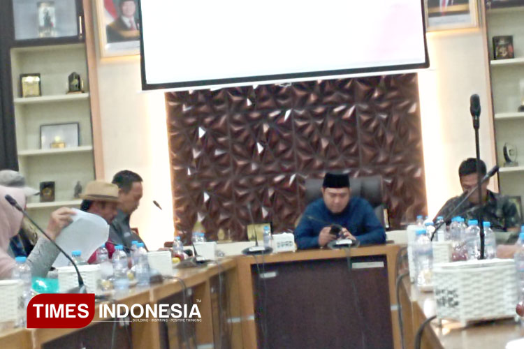 Anggota DPRD Kabupaten Malang, saat menerima pengaduan warga atas sengketa kepemilikan tanah PTSL di Desa Balesari Ngajum, Kabupaten Malang, Senin (25/8/2025). (Foto: Amin/TIMES Indonesia)