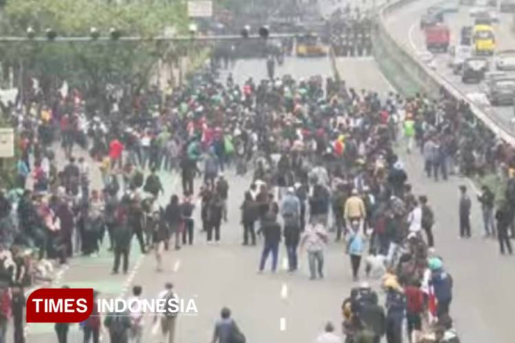 Demonstrasi-di-depan-Gedung-DPR-b.jpg