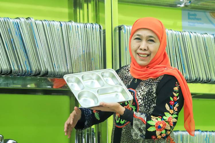 Gubernur Khofifah Tinjau SPPG Al Anwar, Perluas Distribusi Makan Bergizi Gratis di Bangkalan