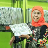 Gubernur Khofifah Tinjau SPPG Al Anwar, Perluas Distribusi Makan Bergizi Gratis di Bangkalan