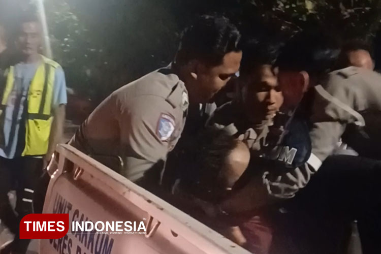 Korban lakalantas tunggal di evakuasi unit Laka Satlantas Polres Banjar. (Foto: Susi/Times Indonesia)