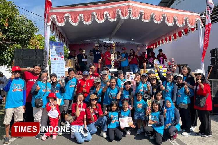 Suyadi bersama warga kampung usai memberikan hadiah bagi para pemenang.