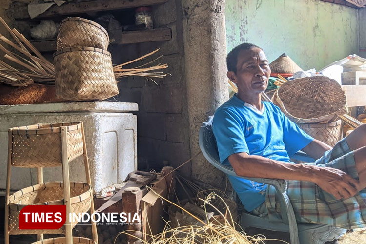 Perajin-anyaman-bambu-asal-Krajan-2.jpg