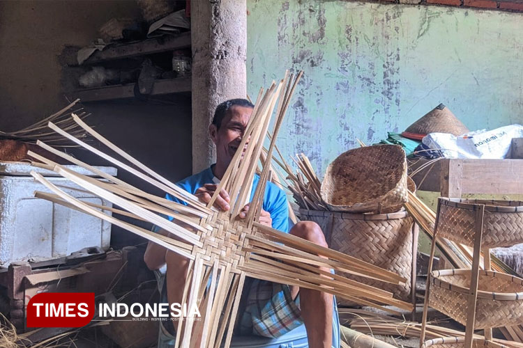 Kisah Seno, Perajin Anyaman Bambu Pacitan yang Tak Menyerah Meski Penglihatan Terbatas