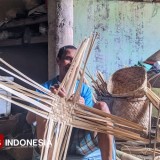 Kisah Seno, Perajin Anyaman Bambu Pacitan yang Tak Menyerah Meski Penglihatan Terbatas