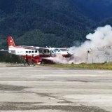 Pesawat Amole Air Terbakar di Bandara Aminggaru Ilaga, Papua Tengah