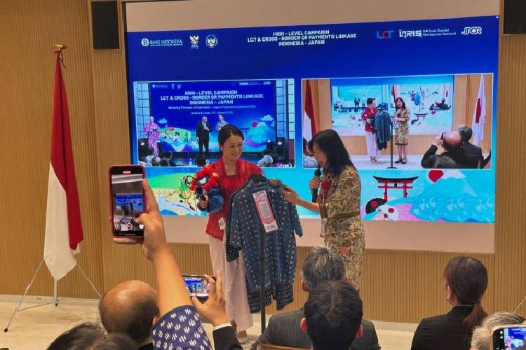 Deputi Bank Indonesia Filianingsih Hendarta (kanan) di Pavilion Indonesia Osaka Jepang sedang melakukan transaksi menggunakan sistem pembayaran digital Quick Response Indonesian Standard (QRIS). (Foto: Antara/Bayu Kuncahyo)