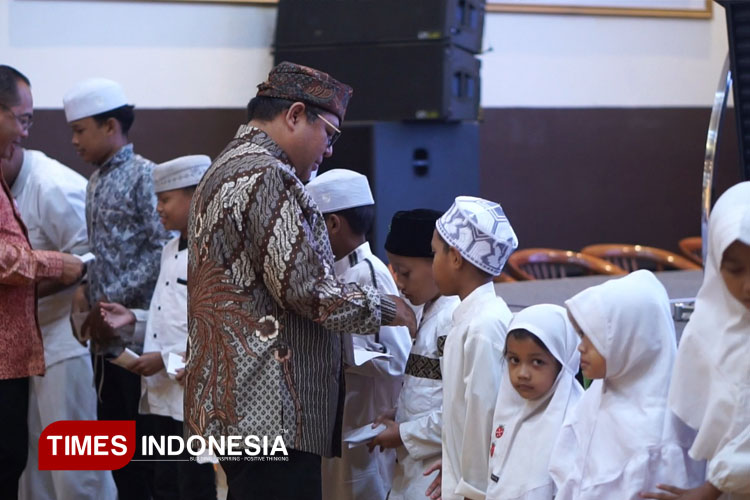TIMES Indonesia memberikan santunan untuk anak binaan dari Yayasan Yatim Mandiri. (Foto: Rofiul/TIMES Indonesia)