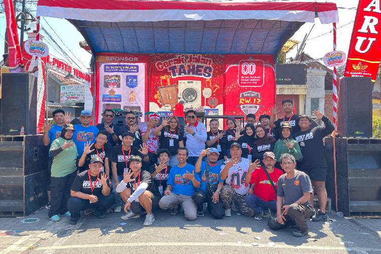 Suyadi-bersama-panitia-bergembira-bersama-di-panggung-saat-memberikan-hadiah-door-prize-gerak-jalan-tahes-B.jpg