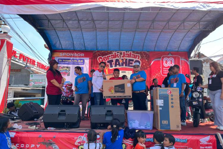Suyadi bersama panitia bergembira bersama di panggung saat memberikan hadiah door prize gerak jalan tahes.