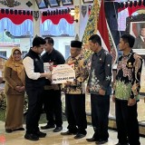 Pemprov Jatim Salurkan Bansos, Wagub Emil: Dukung Penggerak Ekonomi Desa