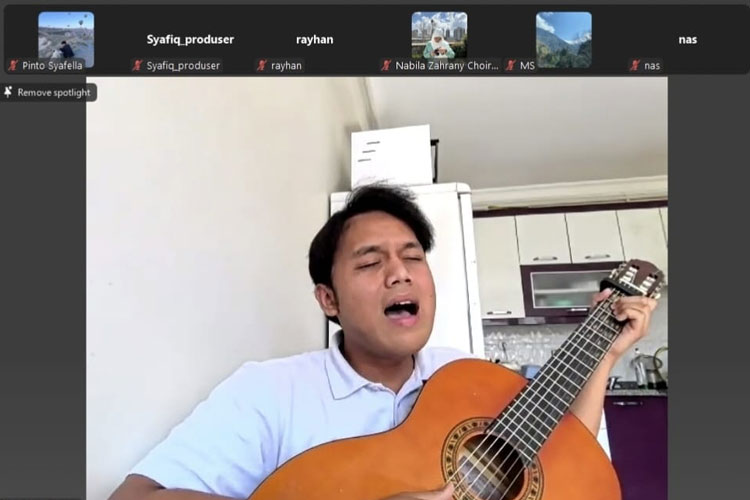 Akhdan Mumtaz, mahasiswa Kastamonu Üniversitesi saat tampil dalam Virtual Music Festival PPI Turki. (Foto: PPI Turki)