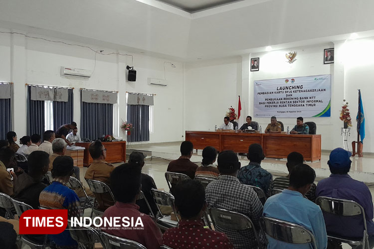 Sekda Sumba Timur Umbu Ngadu Ndamu saat melaunching 3.986 pekerja rentan. (FOTO: Habibudin/TIMES Indonesia)