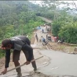 Ambles akibat Hujan Deras, Puluhan Warga Kayuares, Banjarnegara Gotong Royong Ngecor Jalan