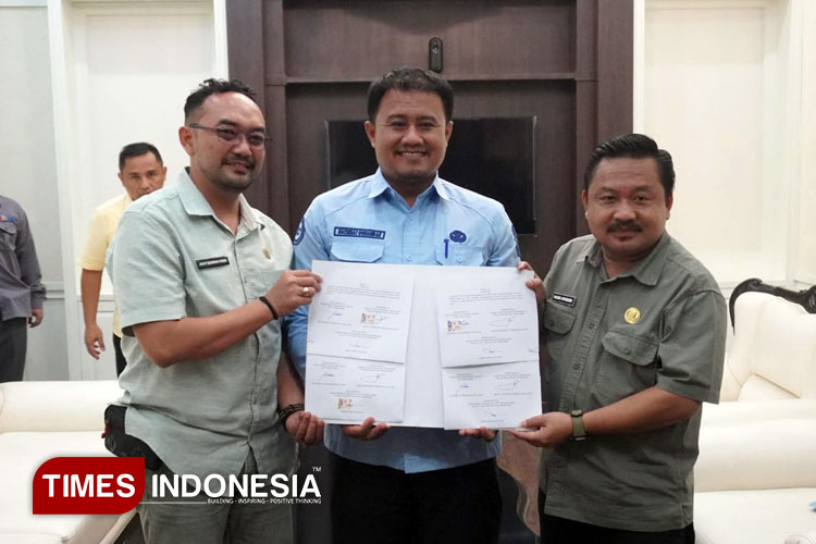 BKPSDM, Bapenda, dan P3DW Majalengka jalin kerja sama optimalisasi pajak kendaraan ASN. (FOTO: Jaja Sumarja/TIMES Indonesia)