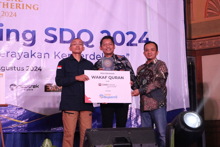 Dedi Wahyudi, Head of PT SDQ, berfoto bersama para pimpinan saat pemberian wakaf Al-Qur'an. (Foto: Dok Humas PT SDQ for TIMES Indonesia)