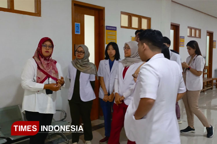 Dokter muda saat menjalani praktik di RS Wates Husada Gresik. (Foto: Akmal/TIMES Indonesia).