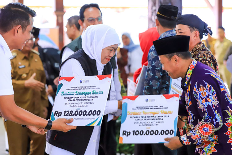 Gubernur Khofifah Salurkan Rp5,7 Miliar Bansos dan Zakat Produktif di Kabupaten Blitar