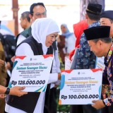 Gubernur Khofifah Salurkan Rp5,7 Miliar Bansos dan Zakat Produktif di Kabupaten Blitar