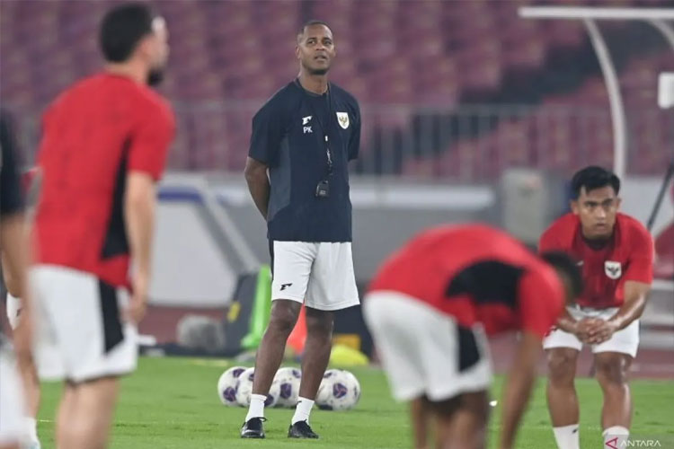Pelatih Timnas Indonesia Patrick Kluivert saat memantau latihan pemainnya. Timnas Indonesia kini mencari lawan penganti Kuwait di FIFA Match Day.