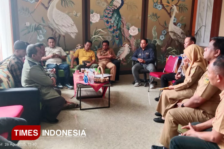 Pertemuan bipatrid eks karyawan dan manajemen MUS. (Foto: Yupi Apridayani/TIMES Indonesia)